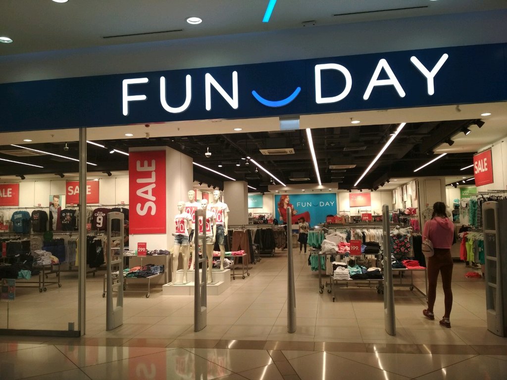 Сайт fun day интернет магазин. Fun Day. Магазин Фандей в Москве. Fan Day магазин одежды. Фандей Новокузнецк.