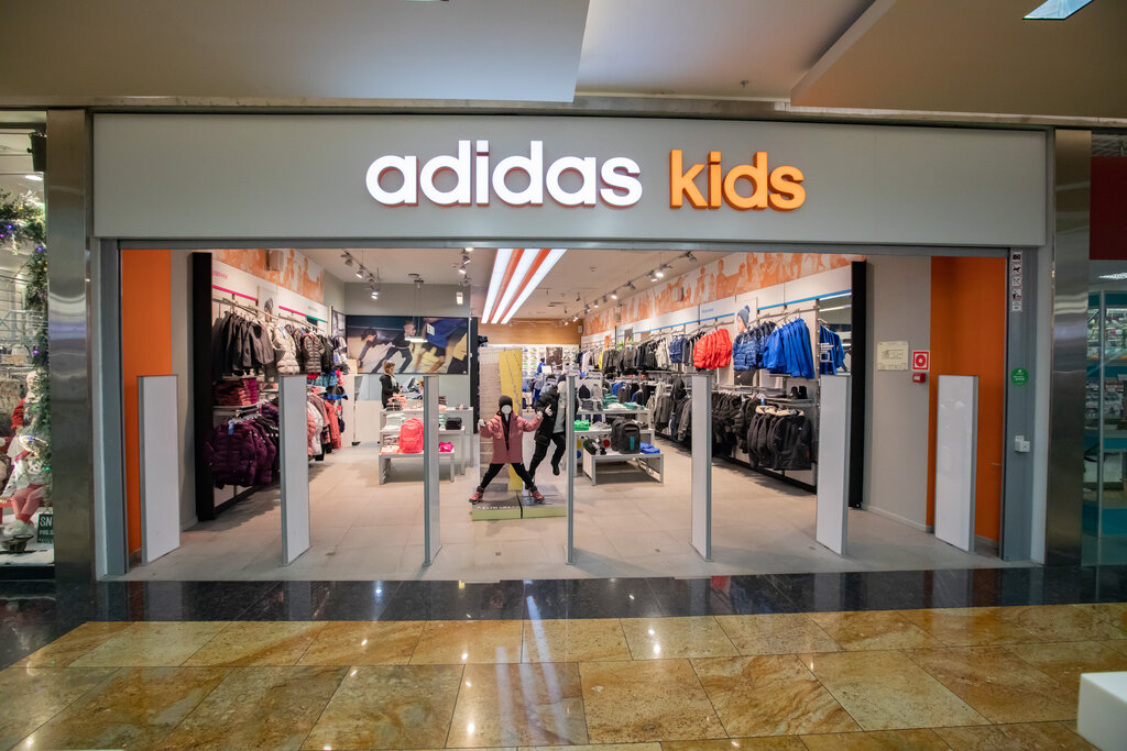Кид москва. Adidas Kids. Adidas Kids магазин. Adidas Афимолл. Магазин адидас килс.